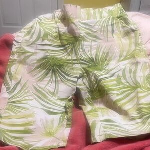 Tropical Green Leaf Print Women's Bermuda Shorts